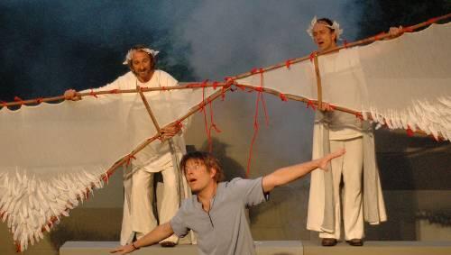 Dem Absturz so nah: Ikarus (Christopher Gottwald) und die Götter (Jürgen Decke, Jürgen Heimüller). Dem Absturz so nah: Ikarus (Christopher Gottwald) und die Götter (Jürgen Decke, Jürgen Heimüller).