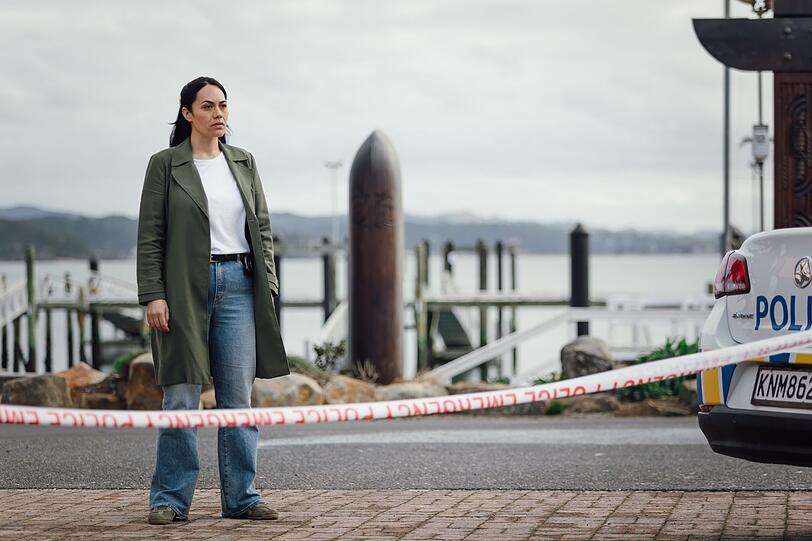 Als Detective Mihi Renata (Roimata Fox) beschloss, einen Job in ihrem Heimatort anzunehmen, wusste sie nicht, dass ihre Exfreundin Deb hier als Streifenpolizistin arbeitet. Schwer zu glauben, ist aber so.