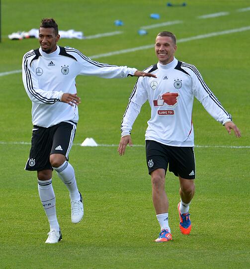 "Dankeschön, Polen" und "Gefällt mir" auf Polnisch - mit 11.000 Fans gerät das erste DFB-Training in Polen zum herzlichen Willkommensfest - und zur Geburtstagsparty für Lukas Podolski.