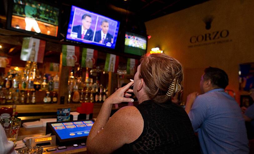 Jetzt kommt es auf die Unentschlossenen an: US-Bürger gucken in einer Bar das Duell.