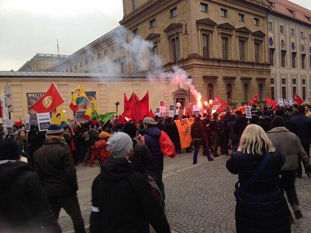 Rund 2500 Demonstranten protestieren gegen die Münchner Sicherheitskonferenz.