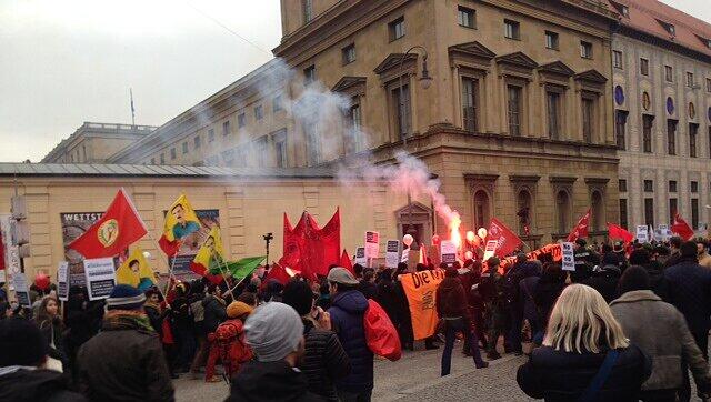 Rund 2500 Demonstranten protestieren gegen die Münchner Sicherheitskonferenz. Rund 2500 Demonstranten protestieren gegen die Münchner Sicherheitskonferenz.
