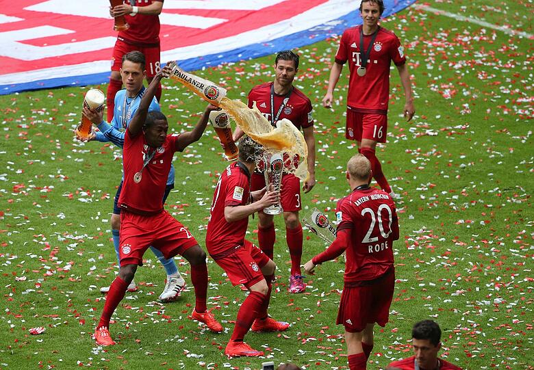 Konfetti, Bierduschen und Meisterschale: Die besten Bilder von der Bayern-Party aus der Allianz Arena!