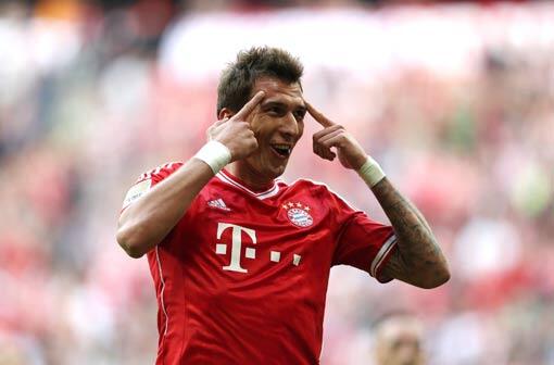 Etwas, das Mandzukic bis 2014 auch für die Bayern machte. Der Kroate war bei den Bayern in der Höchstform seiner Karriere. Gefürchtet war er bei den Gegnern vor allem wegen seines harten Einsatzes - zusätzlich machte er wichtige Tore, etwa im CL-Finale gegen den BVB (2013). Unter dem Strich hat der FC Bayern von beiden Stürmern stark profitiert - Punkte für Beide! 4:3 steht es damit.