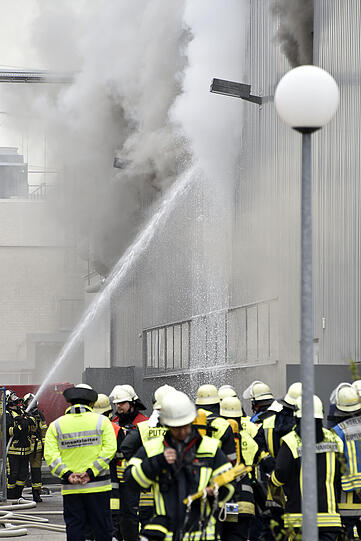 Ein technischer Defekt führte zu einem Großbrand beim Textilprouzenten Gore. Hier die Bilder des Brandes.