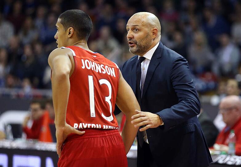 Keine Angst vor Unglückszahlen: Spielmacher Nick Johnson bekommt Instruktionen von seinem Coach Sasa Djordjevic.