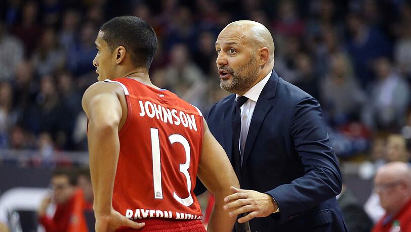 Keine Angst vor Unglückszahlen: Spielmacher Nick Johnson bekommt Instruktionen von seinem Coach Sasa Djordjevic. Keine Angst vor Unglückszahlen: Spielmacher Nick Johnson bekommt Instruktionen von seinem Coach Sasa Djordjevic.