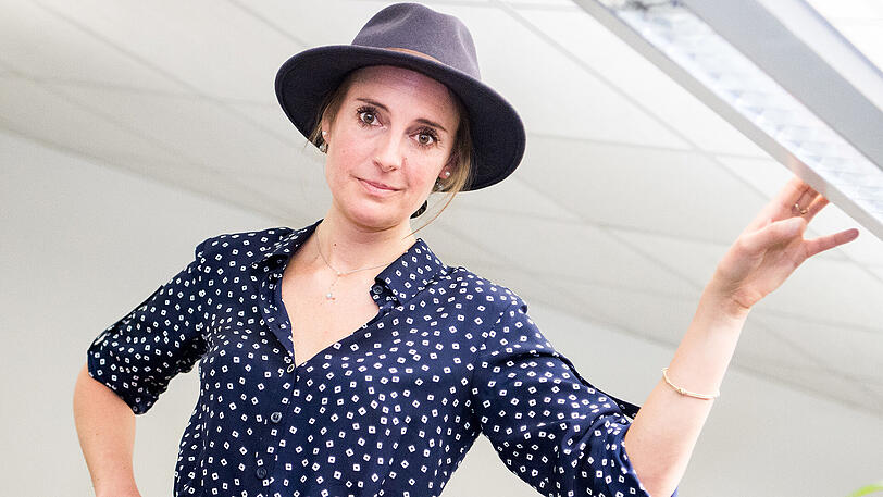 Die Schauspielerin, Parodistin und Sängerin Antonia von Romatowski mal nicht im Merkel-Look.