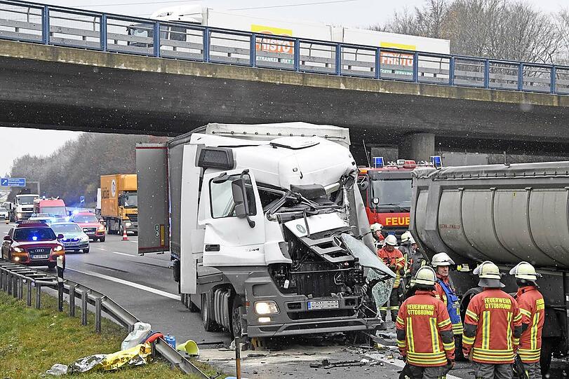 Ein Sattelzug rast ins Stauende. Der Fahrer hat einen Schutzengel. Die Bilder vom Unfall.