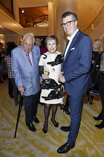 Antje-Katrin Kühnemann und Dr. Jörg Gühring mit Hotelchef Wolfgang Greiner