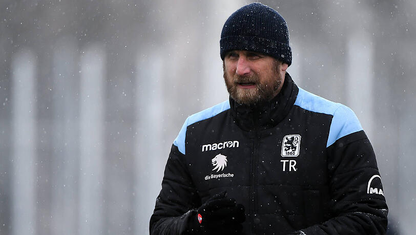 Seine Laune wurde gegen Spielende besser: 1860-Coach Daniel Bierofka beim Test gegen Ried Seine Laune wurde gegen Spielende besser: 1860-Coach Daniel Bierofka beim Test gegen Ried