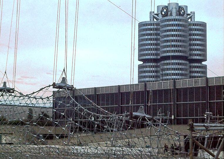 1983: AZ-Leser Rupert Moser war als Monteur beim Aufbau des Netzdaches des Eislaufzelts neben der alten Eissporthalle im Olympiapark mit dabei. Das Drahtnetz des neuen Eislaufzelts wird gerade hochgezogen.