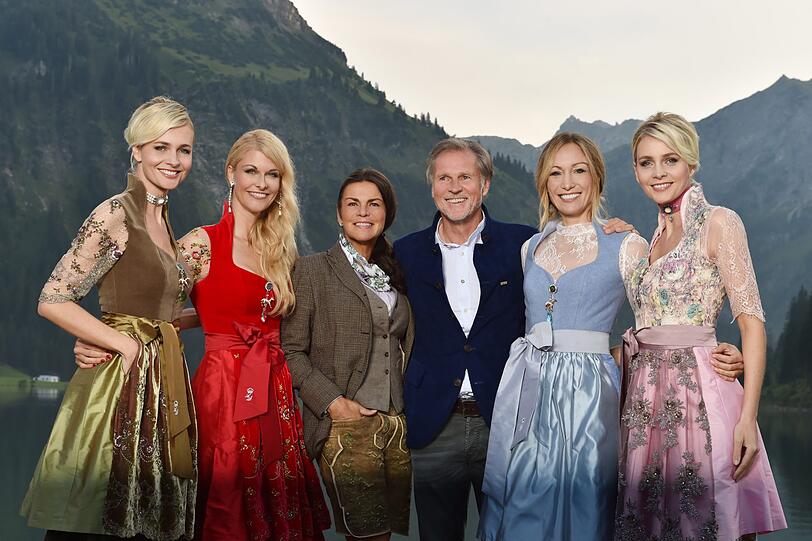 Julia und Nina Meise (außen), Natascha Grün, Ulrika und Markus Gutheinz (Hotel Jungbrunn) mit Christine Theiss