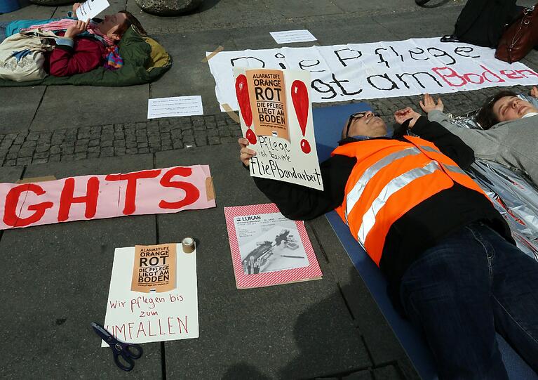 Wut bei den Münchner Pflegenden: Aus Protest legten sie sich an den Stachus. Die Bilder vom Protest-Liegen...