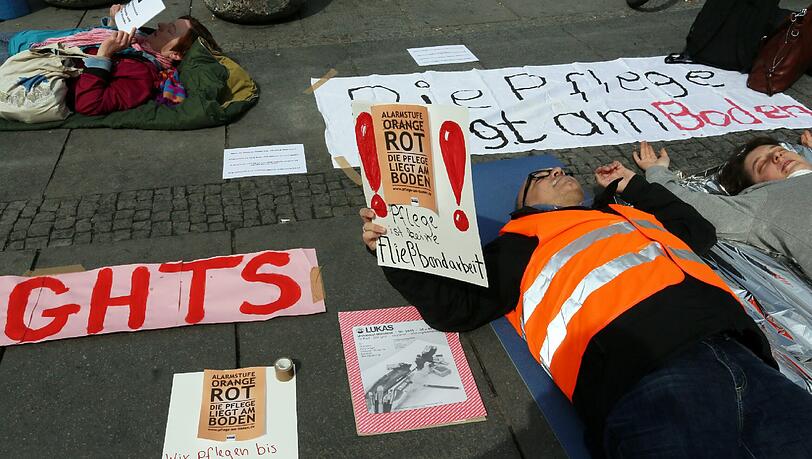 Wut bei den Münchner Pflegenden: Aus Protest legten sie sich an den Stachus. Die Bilder vom Protest-Liegen... Wut bei den Münchner Pflegenden: Aus Protest legten sie sich an den Stachus. Die Bilder vom Protest-Liegen...