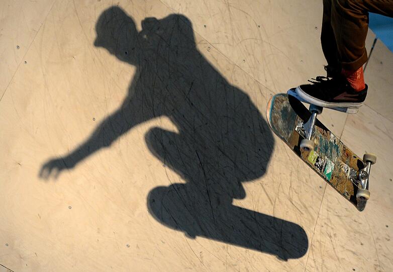 Ein Skateboardfahrer rempelte am Montag immer wieder Passanten an (Symbolbild).