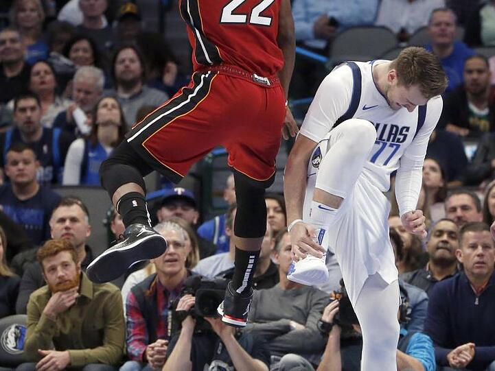 Mavericks-Starspieler Luka Doncic (r) verletzte sich am Sprunggelenk.