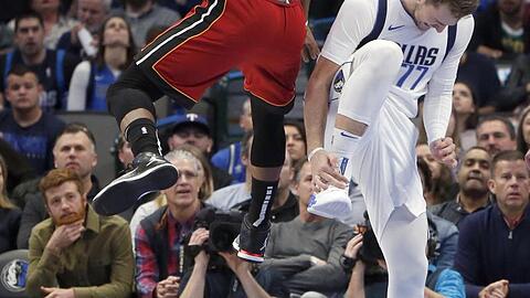 Mavericks-Starspieler Luka Doncic (r) verletzte sich am Sprunggelenk.