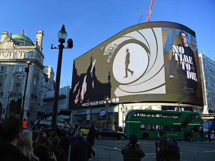 Der Trailer zum Bond-Film "Keine Zeit zu sterben" wird auf einer Großleinwand am Londoner Piccadilly Circus gezeigt.