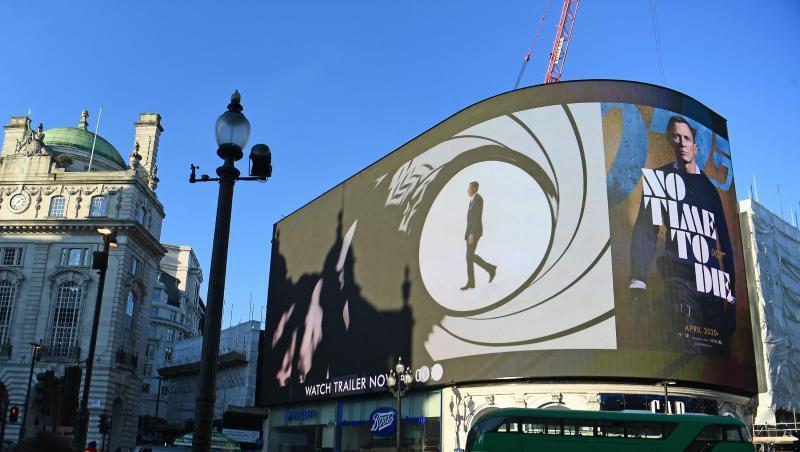 Der Trailer zum Bond-Film "Keine Zeit zu sterben" wird auf einer Großleinwand am Londoner Piccadilly Circus gezeigt. Der Trailer zum Bond-Film "Keine Zeit zu sterben" wird auf einer Großleinwand am Londoner Piccadilly Circus gezeigt.
