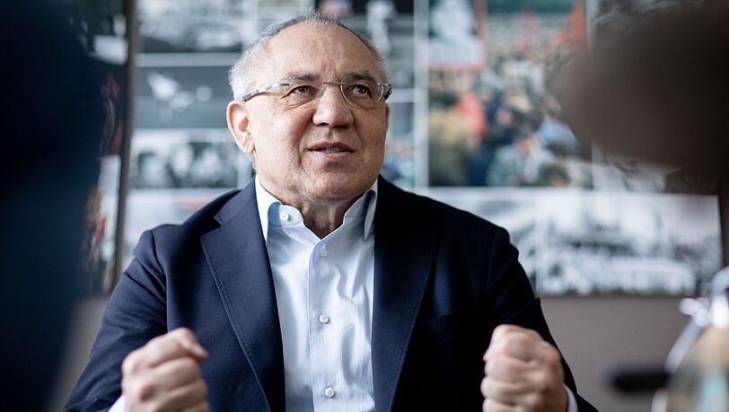 Felix Magath hält Manuel Neuer für den FC Bayern wichtiger als Robert Lewandowski. Felix Magath hält Manuel Neuer für den FC Bayern wichtiger als Robert Lewandowski.