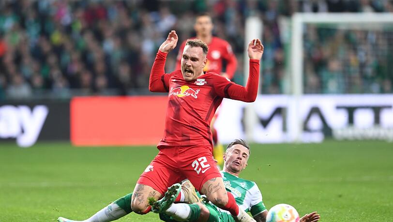 Werders Marco Friedl bringt den Leipziger Leipzigs David Raum zu Fall. Werders Marco Friedl bringt den Leipziger Leipzigs David Raum zu Fall.