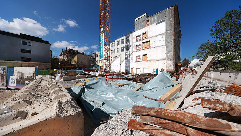 Das k&uuml;nftige &bdquo;Rockhausen&ldquo; der Rock Capital Group: Zwischen Nymphenburger Stra&szlig;e und Lothstra&szlig;e sollen bis Mitte 2028 B&uuml;rofl&auml;chen f&uuml;r 1000 Menschen entstehen. Zwei Geb&auml;ude wurden abgerissen, drei werden saniert oder umgestaltet.