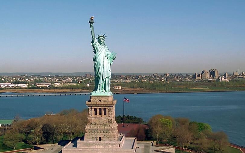 Die Freiheitsstatue ist das bekannteste Wahrzeichen der USA. Sie war ein Geschenk Frankreichs, dessen Symbolkraft bis heute nachwirkt. Die Freiheitsstatue ist das bekannteste Wahrzeichen der USA. Sie war ein Geschenk Frankreichs, dessen Symbolkraft bis heute nachwirkt.