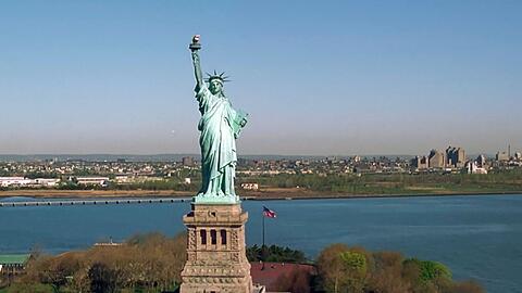Die Freiheitsstatue ist das bekannteste Wahrzeichen der USA. Sie war ein Geschenk Frankreichs, dessen Symbolkraft bis heute nachwirkt.