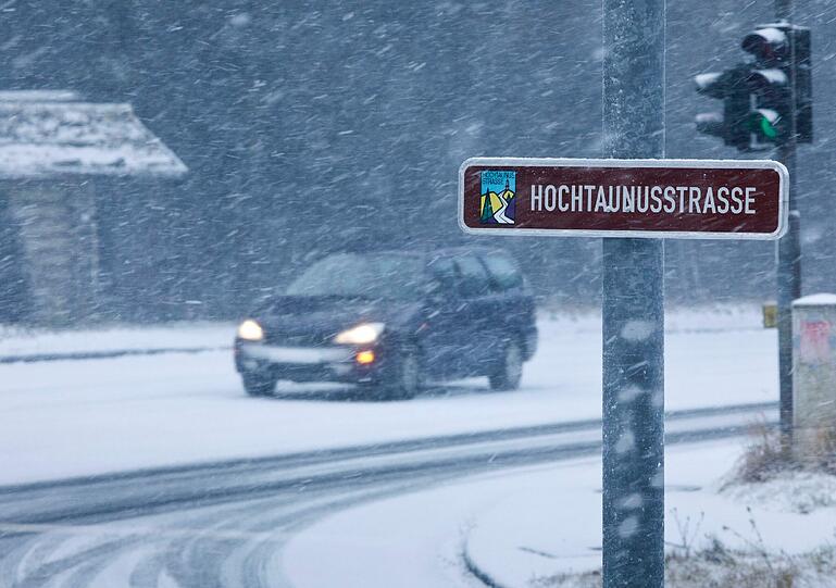 Wintersportfreunde können sich freuen: In einigen Regionen Bayerns hat sich am Montag endlich der Winter blicken lassen - auch in anderen Teilen Deutschlands fiel Schnee.