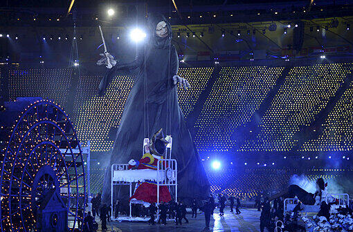 Die Feuerwerke funkelten, die Show faszinierte und ganz London war in Aufruhr: Am Freitagabend wurden die Olympischen Spiele 2012 mit viel Bombast eröffnet.