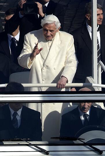 Der Papst grüßt die tausenden Gläubigen, die sich vor dem Petersdom versammelt haben.