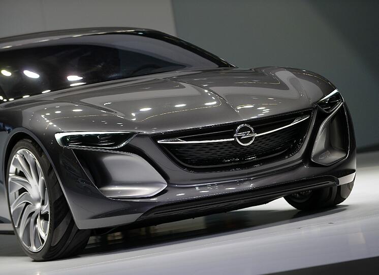 Zudem
zeigen die Rüsselsheimer, dass sie an der Rückkehr in die Oberklasse
arbeiten: Opel präsentiert die Designstudie Monza Concept.
