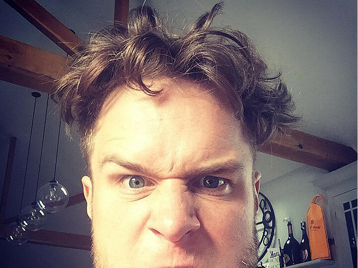 Olly Murs hat erst in den vergangenen Tagen seine Tour durch Großbritannien beendet. Dass man inmitten eines vollen Terminkalenders nicht immer Zeit zum Kämmen hat, zeigt ein Instagram-Bild des Sängers.