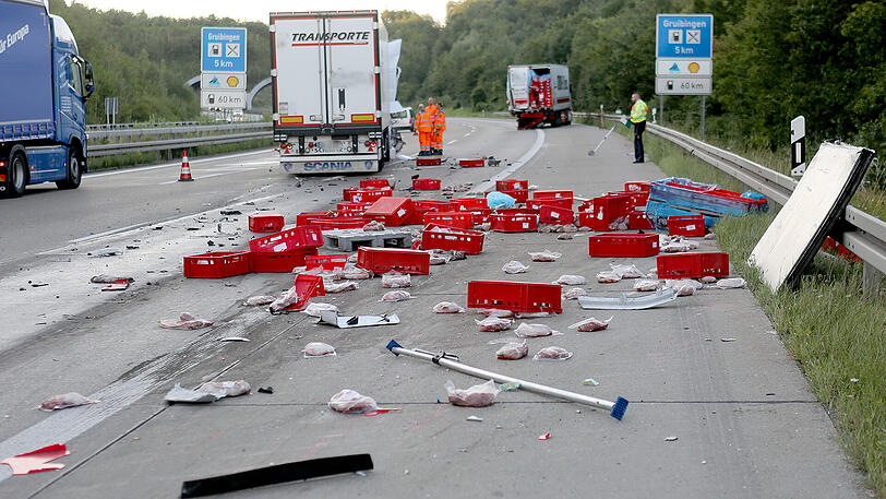 Die Ladung eines verunglückten Fleischlasters liegt am Montagmorgen auf der A8 bei Aichelberg.