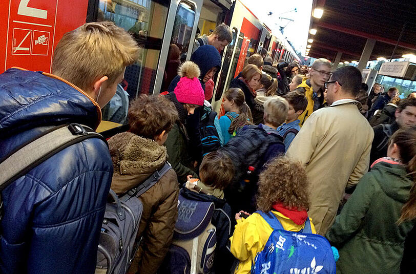 Viele Menschen drängen sich in München in eine S-Bahn.