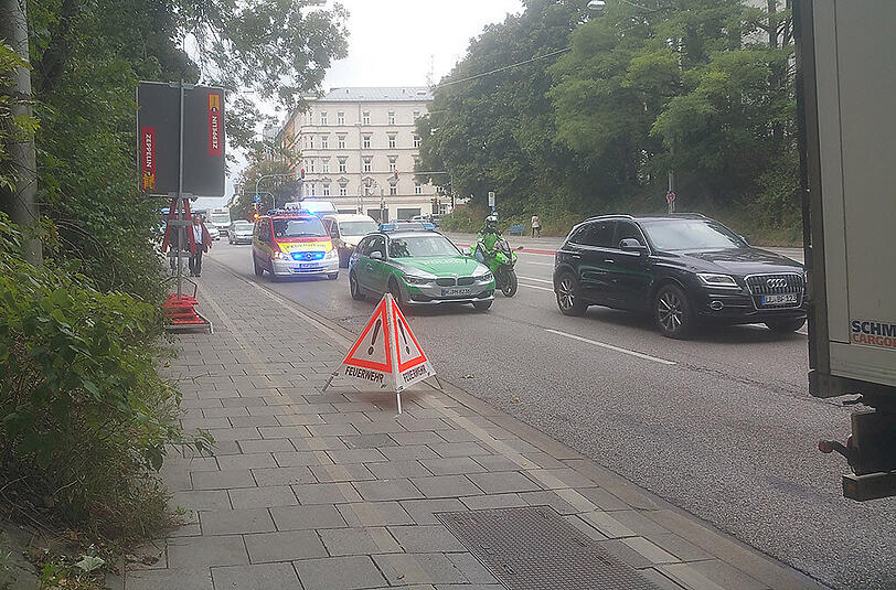 Der Lkw schrammte mit dem Dach gegen die Decke der Unterführung in der Rosenheimer Straße. Die Bilder.