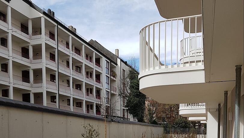 Einige der Erdgeschosswohnungen haben kleine Terrassen und Gärten. Einige der Erdgeschosswohnungen haben kleine Terrassen und Gärten.