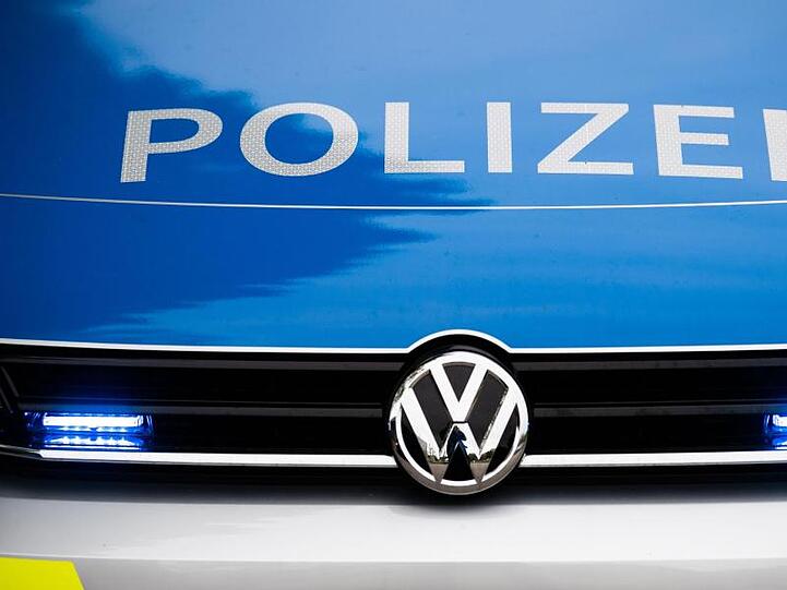 Frontalansicht eines Einsatzfahrzeugs der Polizei. Foto: Lino Mirgeler/dpa/Symbolbild