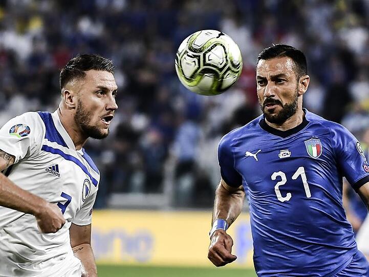 Ermin Bicakcic (l) von Bosnien-Herzegowina und der Italiener Fabio Quagliarella in Aktion.