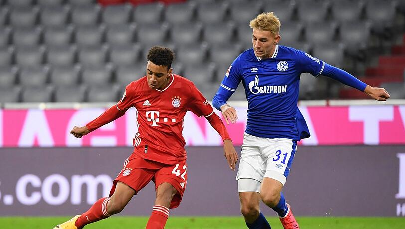 Münchens Jamal Musiala (l.) erzielt gegen Schalkes Timo Becker das Tor zum 8:0.