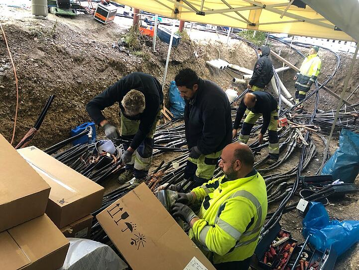 In Schichten arbeiten die SWM-Experten die Schäden nach und nach ab.
