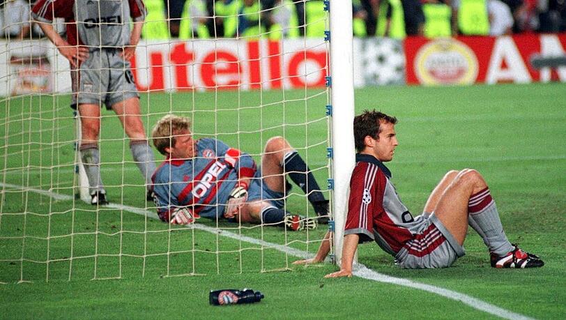 Legendäres Trikot aus dem verlorenen Champions-League-Finale 1999: Der FC Bayern um Tarnat, Kahn und Scholl (v.l.). Legendäres Trikot aus dem verlorenen Champions-League-Finale 1999: Der FC Bayern um Tarnat, Kahn und Scholl (v.l.).