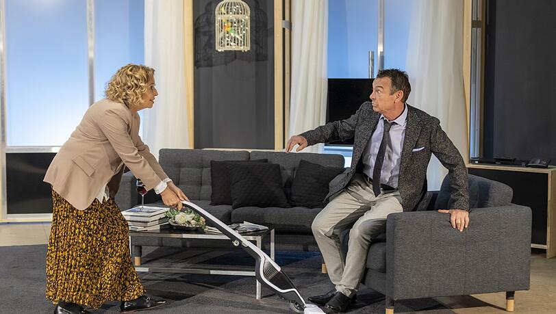 Sie (Michaela May) und er (Krystian Martinek) im Beziehungsstress in der Komödie "Der Sittich" am Bayerischen Hof.