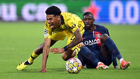 BVB-Verteidiger Ian Maatsen (l) wird von Ousmane Dembelé zu Fall gebracht.