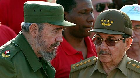 Die Br&uuml;der Fidel (l) und Ra&uacute;l Castro (r) waren die Anf&uuml;hrer der kubanischen Revolution. (Archivbild)