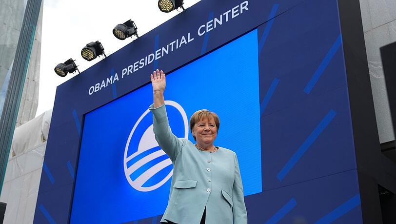 Ex-Bundeskanzlerin Merkel ist überraschend bei der Einweihung des Obama-Centers. Ex-Bundeskanzlerin Merkel ist überraschend bei der Einweihung des Obama-Centers.