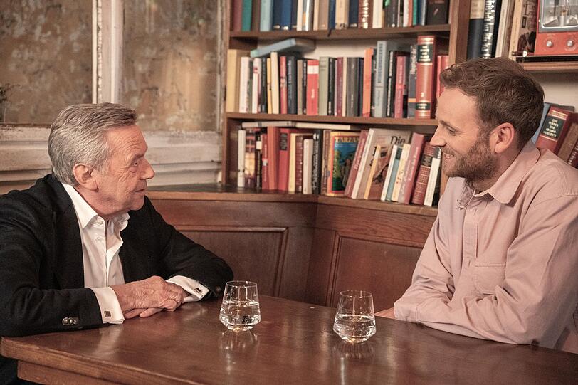 Schlagerstar Roland Kaiser (links) erzählt Moderator und Psychologe Leon Windscheid, was seine Musik ausmacht. Schlagerstar Roland Kaiser (links) erzählt Moderator und Psychologe Leon Windscheid, was seine Musik ausmacht.
