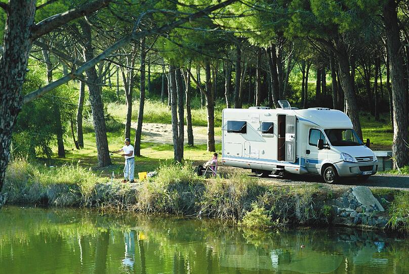 Hier zieht die Polizei das Wohnmobil des vermissten Ehepaares aus der Donau.