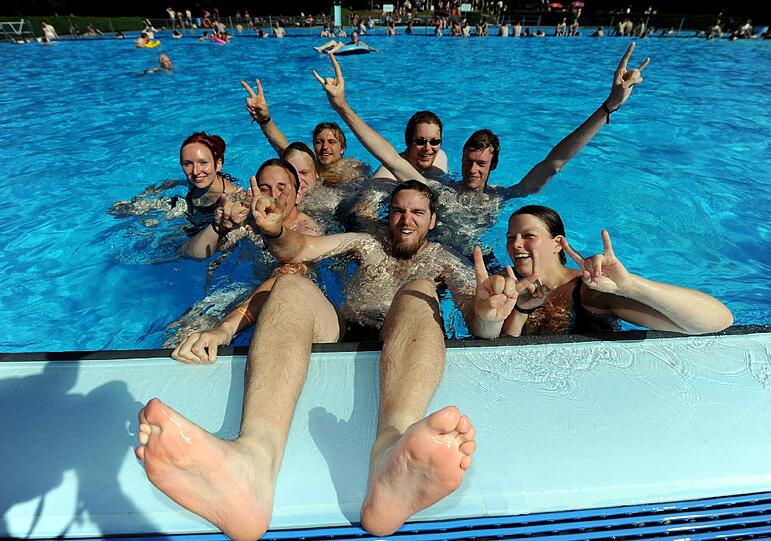 Wacken-Besucher auf der Sucher nach Erfrischung: Freibad oder Autowaschanlage - Hauptsache kühl!